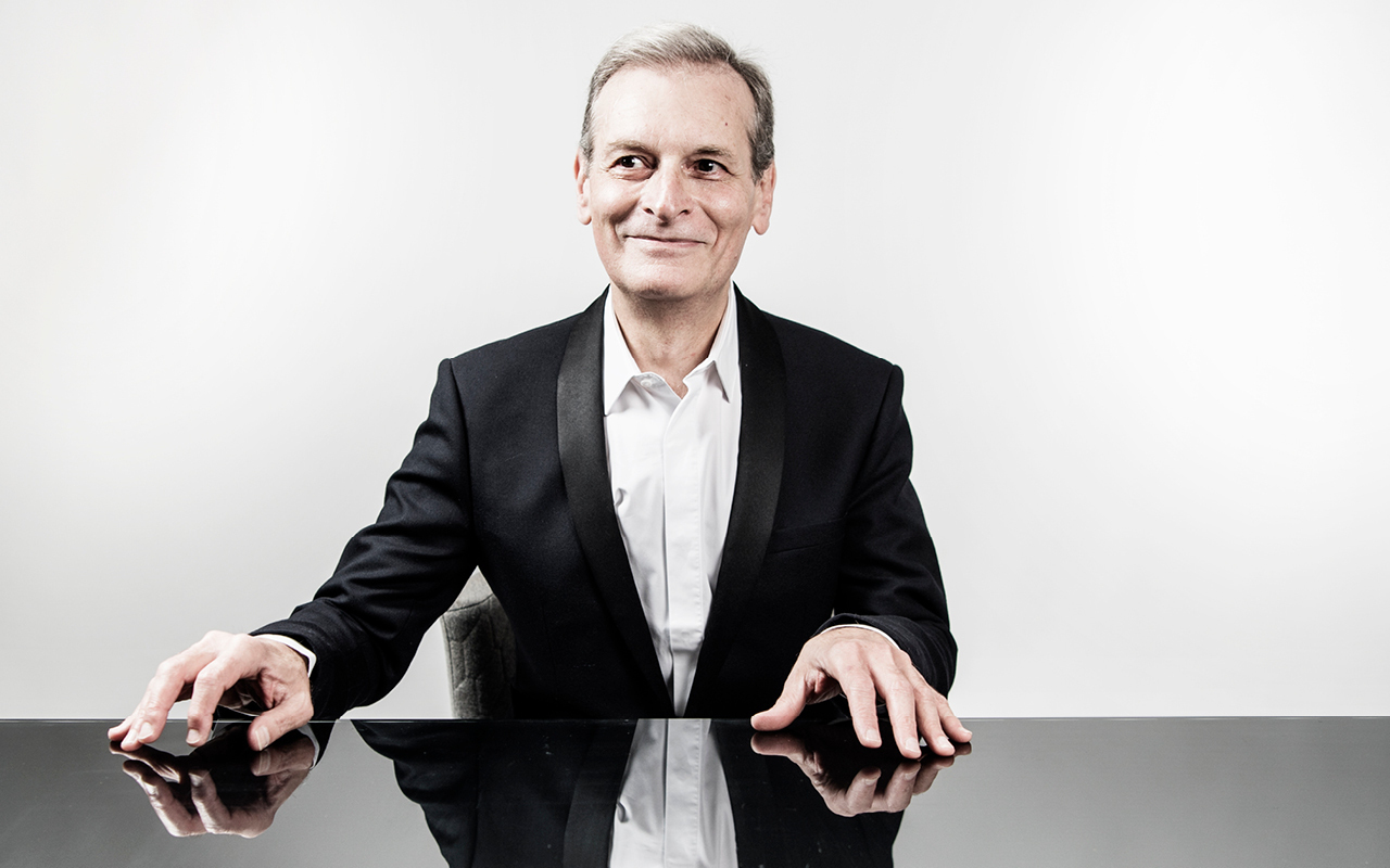 Pianiste reconnu internationalement, Philippe Bianconi est salué par le public et la critique pour la musicalité et la force de conviction de son jeu.