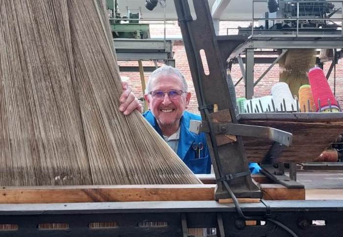 Un ancien tisserand vous accueille autour des machines Un ancien tisserand vous accueille autour des machines
