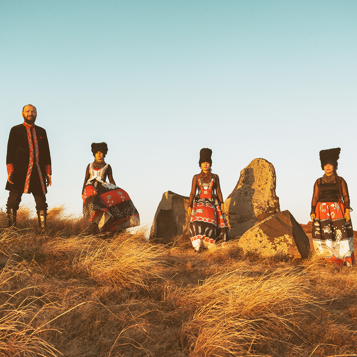 S’inspirant des chants traditionnels et polyphonies de leur pays, les voix puissantes de ce quartet lumineux s’accompagnent d’instruments indiens, arabes, africains, russes et australiens.
