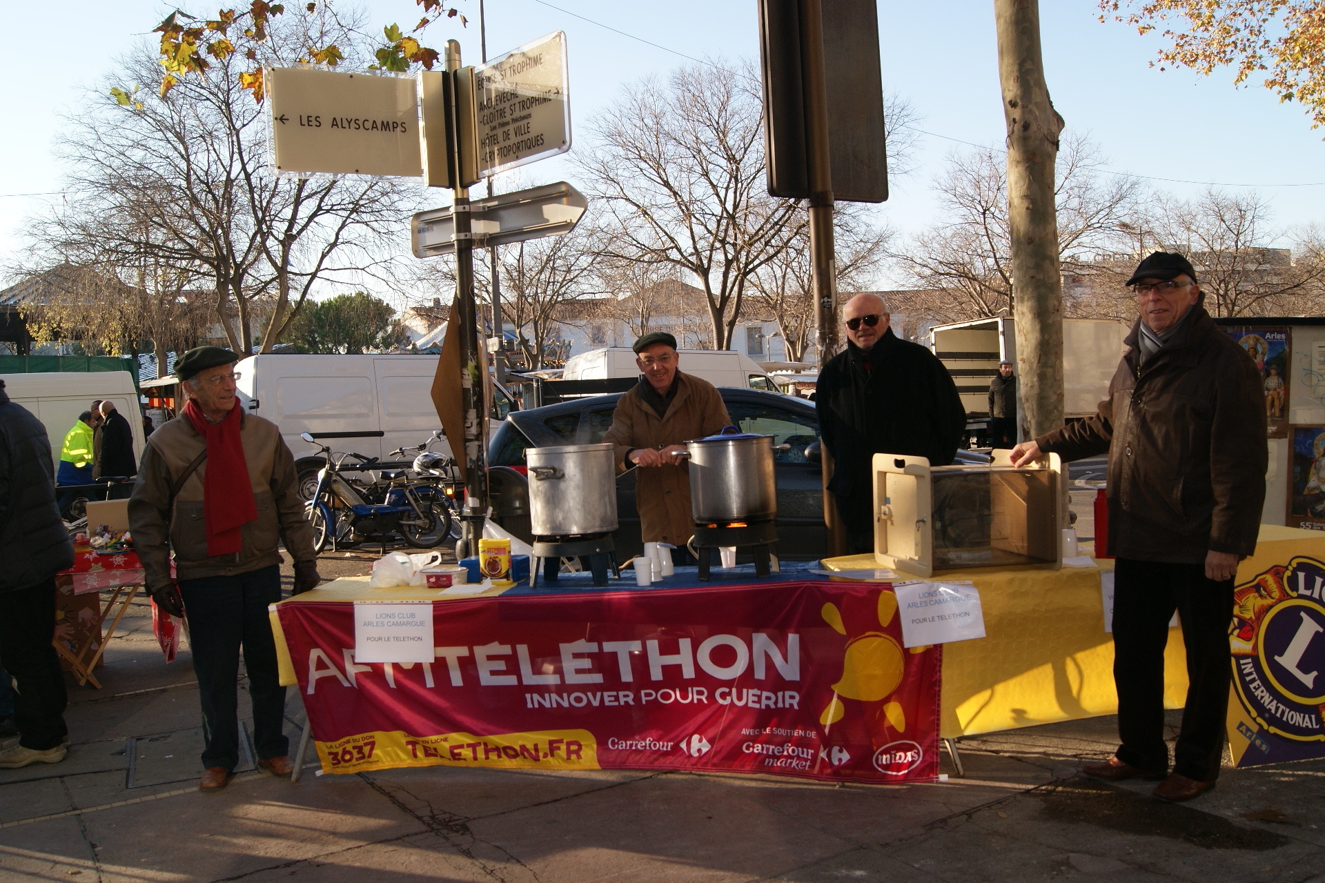 Vente de chocolat chaud, vin chaud et viennoiseries sur le marché d'Arles le samedi matin 3 décembre 2023
Tous les fonds récoltés seront reversés au Téléthon