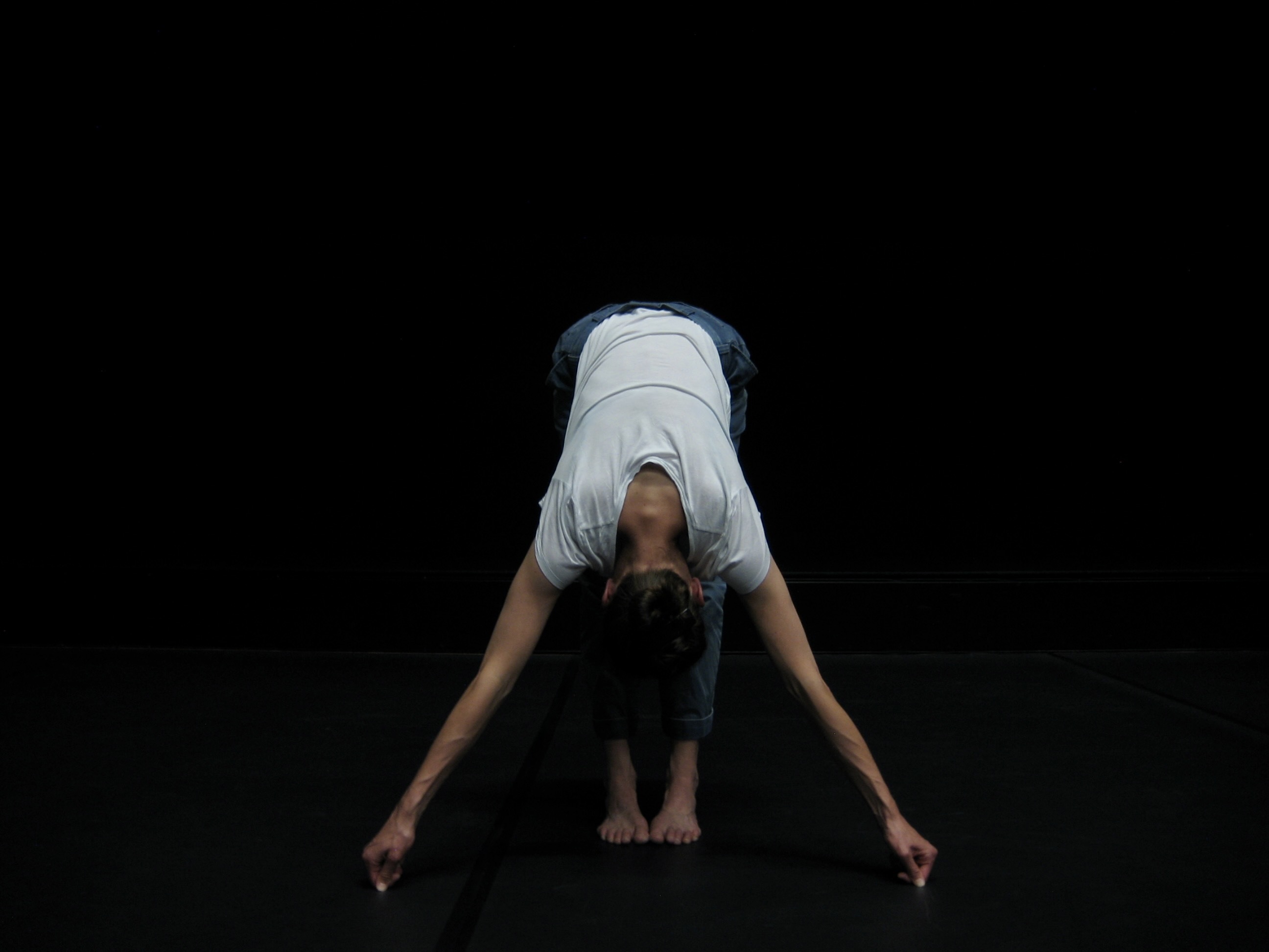 Dans "Rideau", la danseuse et chorégraphe Anna Massoni adresse un éloge envoûtant de la solitude.