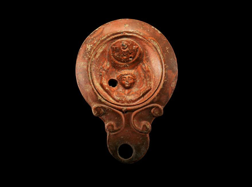 Visitez le musée autrement... Ce dimanche la thématique porte sur "Les lampes à huile : fabrication, iconographie, et utilisation" et les œuvres ne manquent pas dans les collections à ce sujet !