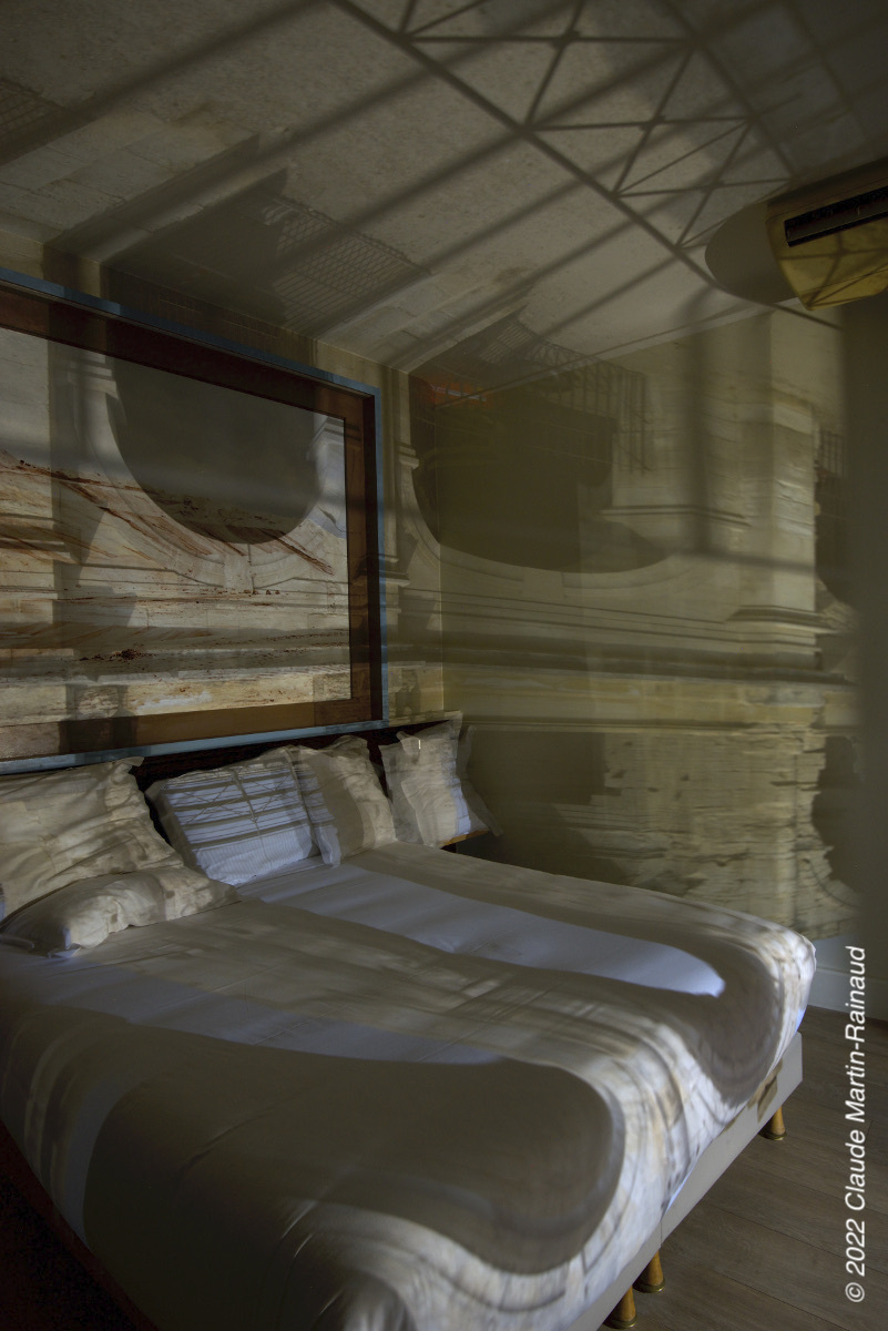 La photographe arlésien Claude Martin-Rainaud présente une exposition de ses photographies du "phénomène de la camera obscura" à l'Hôtel Le Calendal, du 5 septembre au 30 octobre 2022.