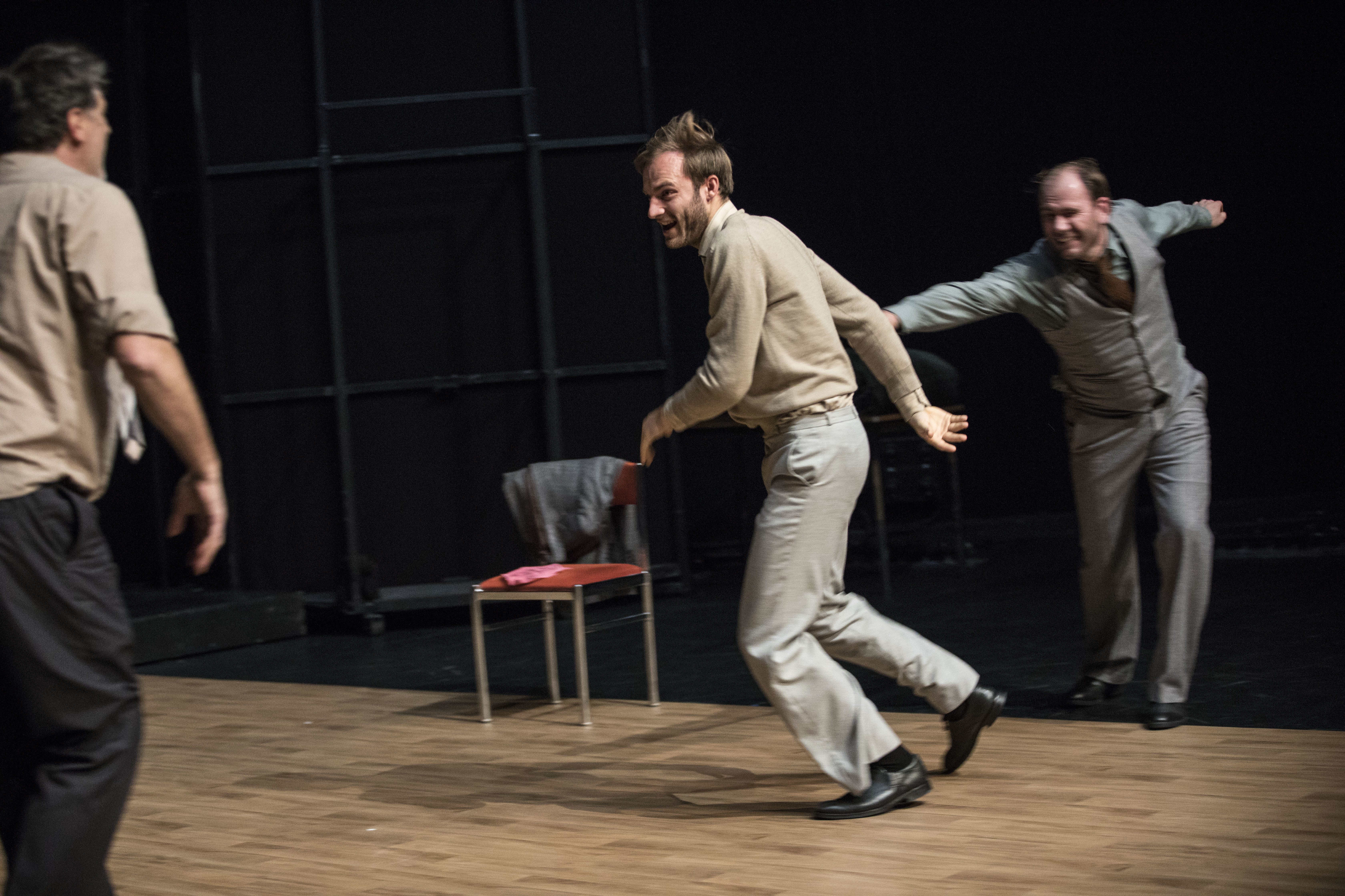 Dans ce nouveau spectacle, Nathélie Béasse sollicite aussi bien les arts plastiques, la danse, que le théâtre.