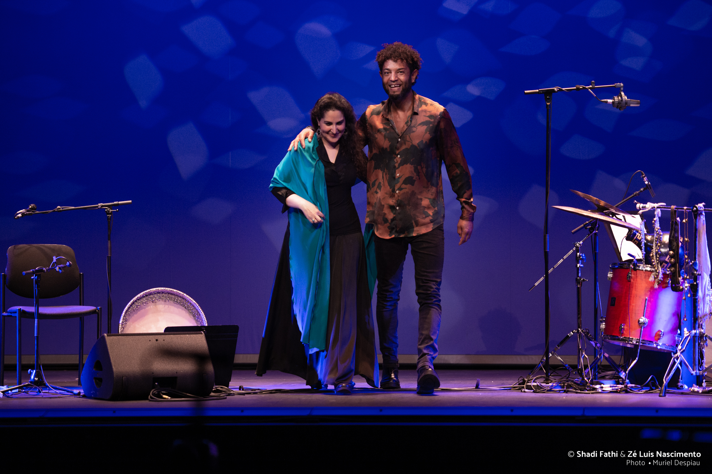Nourris du répertoire classique persan et de compositions contemporaines iraniennes et kurdes, le duo fait délicatement dialoguer cordes et percussions et cultive un moment d’humanité et de partage.