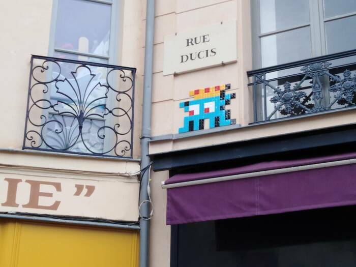 Des décors innovants, il y en a plein les rues de Versailles ! En compagnie d'un guide, partez à la découverte des trompe-l’œil, stickers, invaders et autres décors modernes et inédits disséminés s...