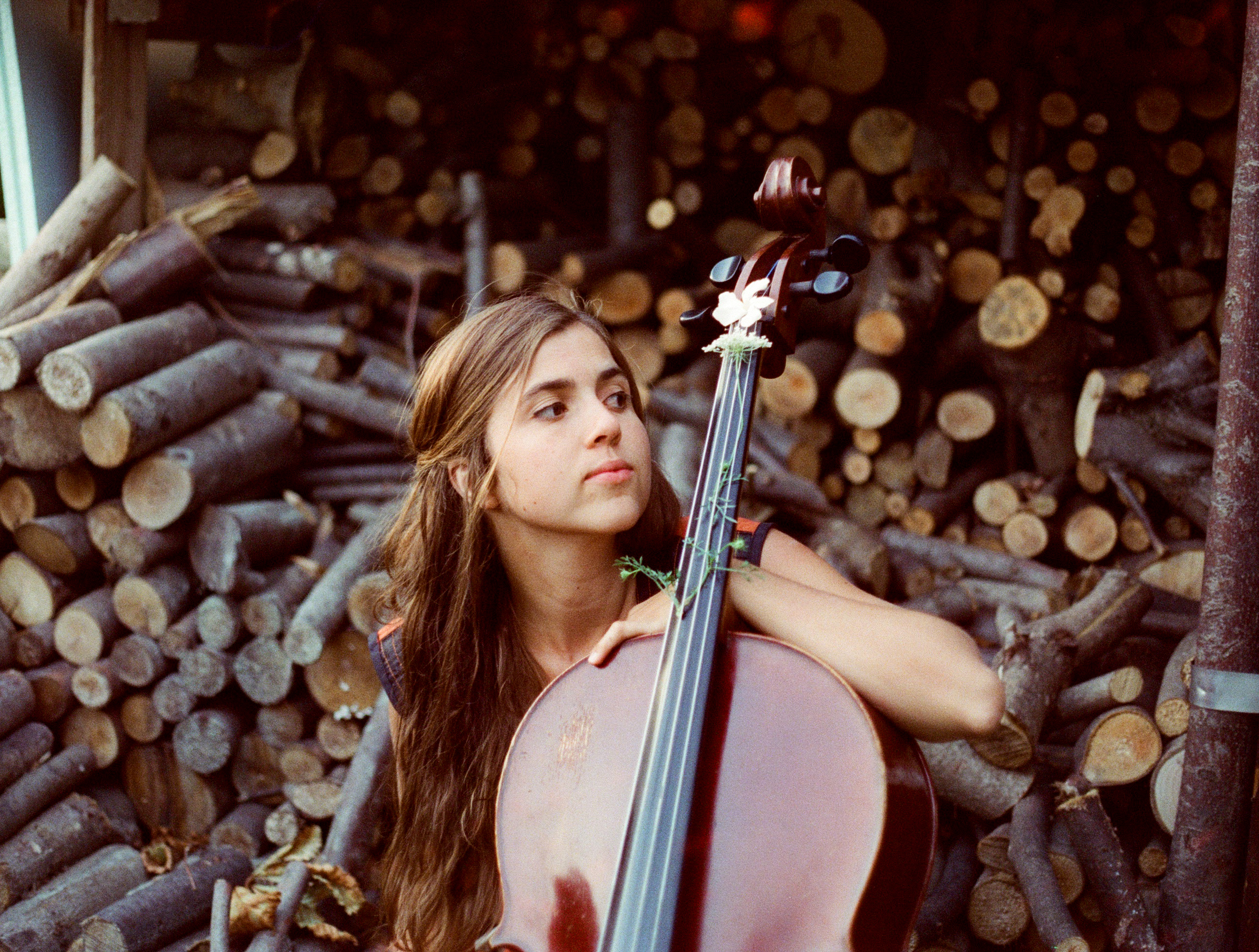 Entre bossa brésilienne, pop et musique de chambre, la chanteuse-violoncelliste offre une série de moments ensoleillés ou rêveurs, entrecoupés de cette nostalgie que les Brésiliens appellent saudade.