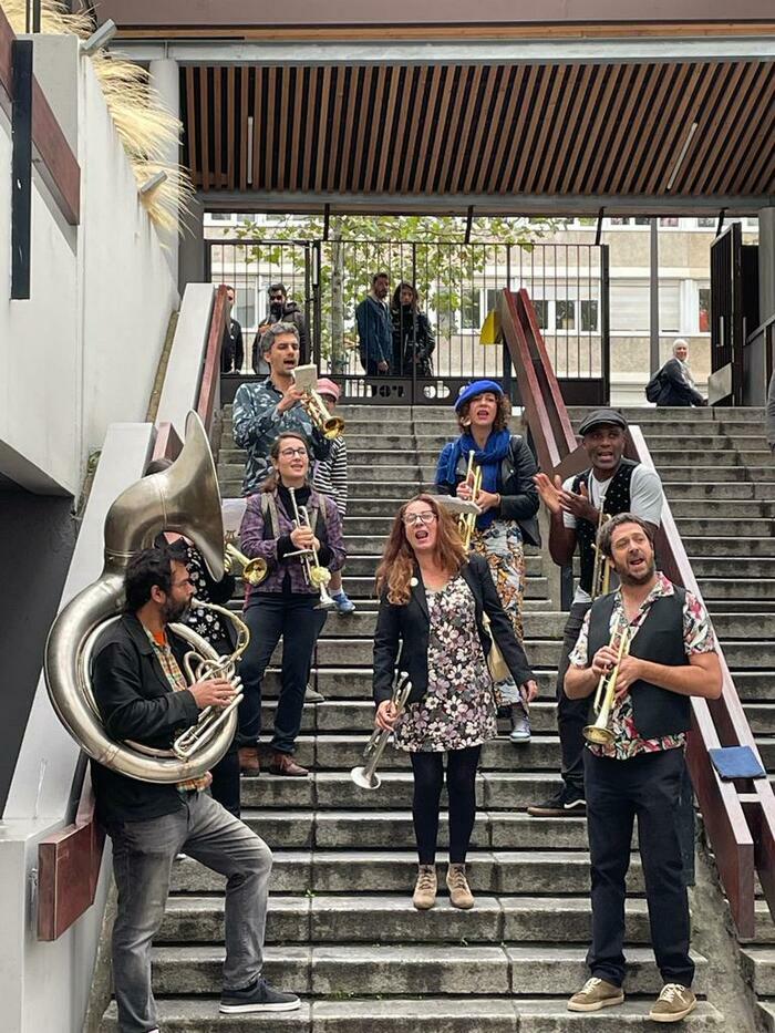 Fanfare ImproBubble en déambulation sur le vide-grenier