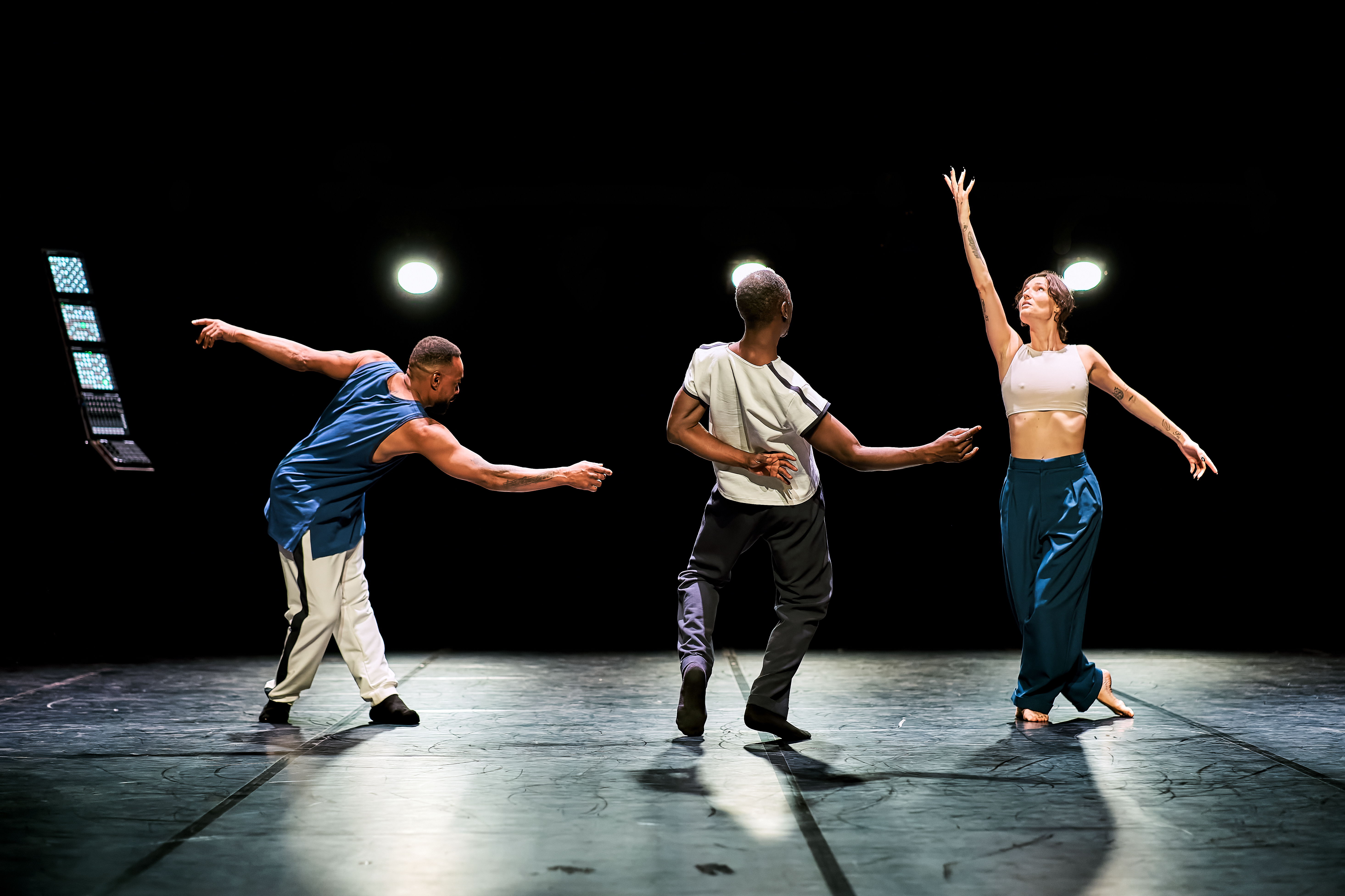 Une célébration de la beauté du mouvement, entre hip hop et danse contemporaine.