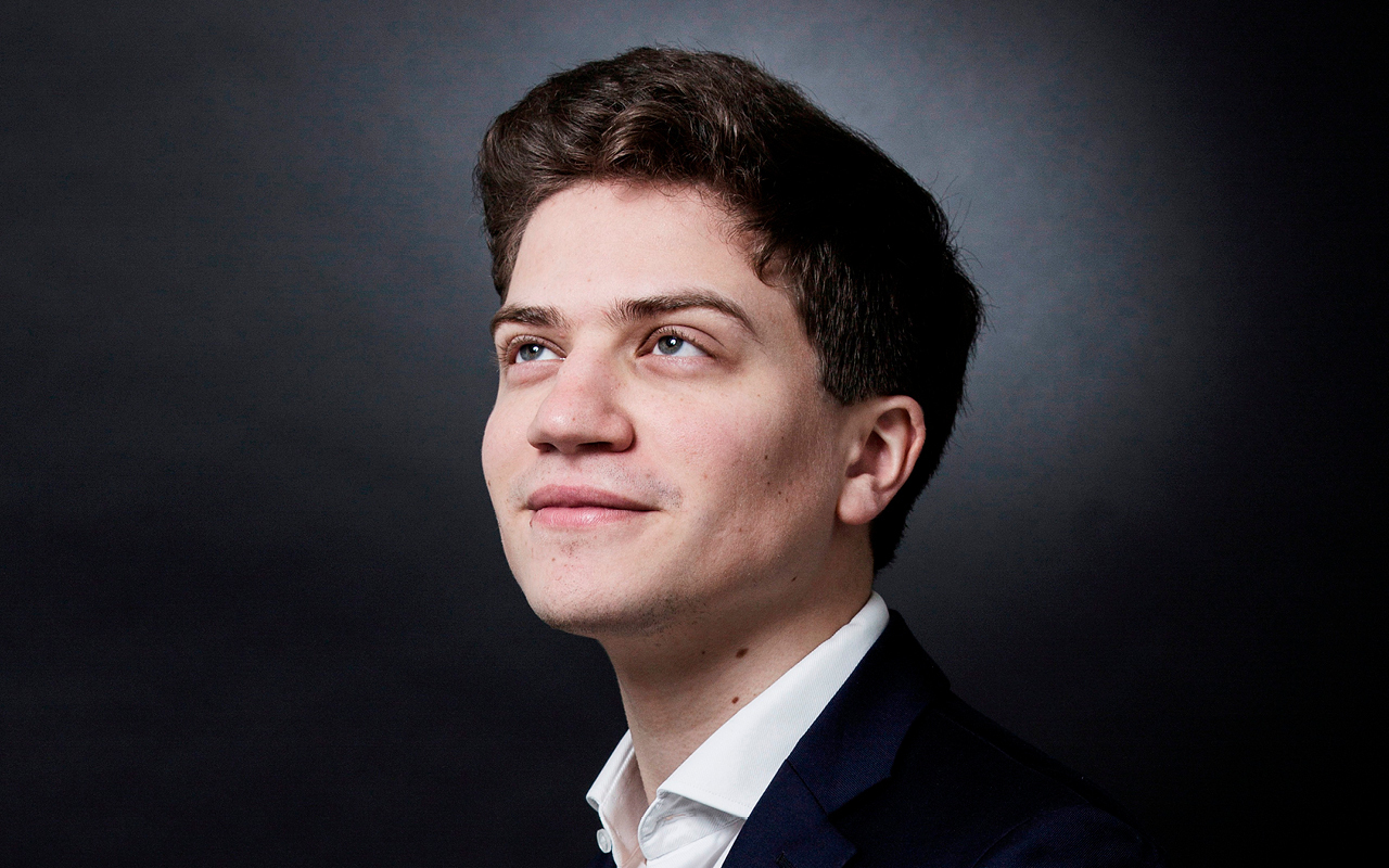 Immense pianiste, aussi talentueux que généreux, Sélim Mazari nous fait l’honneur de ce récital dont les recettes permettront de perpétuer l’enseignement primordial de la musique aux enfants.
